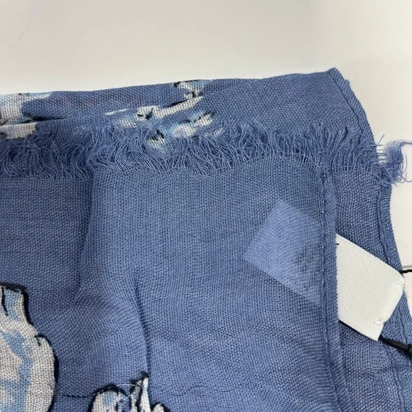 Vera Bradley-BEARY COOL BLUE-Soft Fringe Scarf Polar Bears soft shawl/cover  NEW - Picture 4 of 9